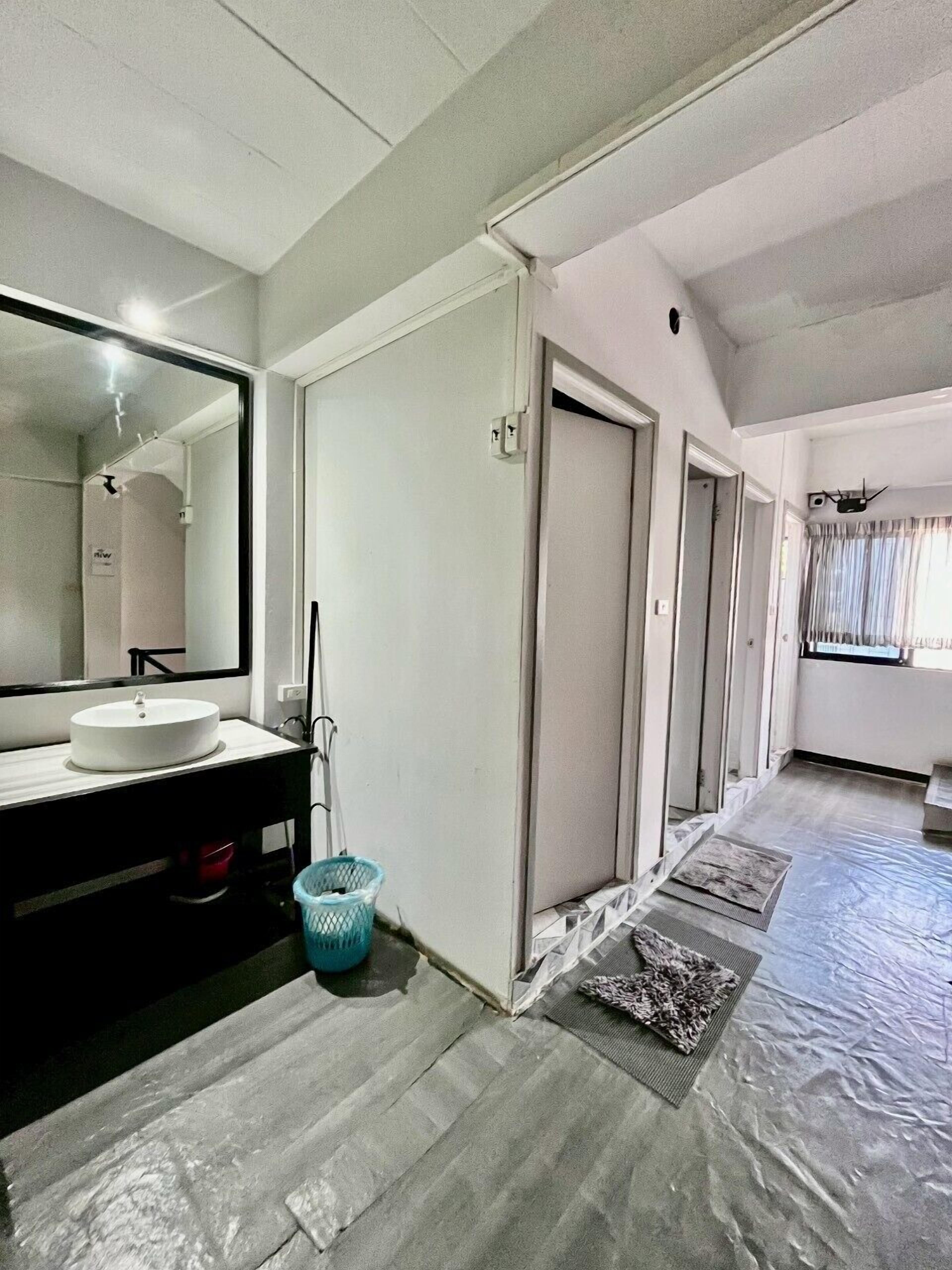 Basic Double Room Single Use | Shared bathroom