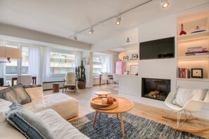 TV, fireplace