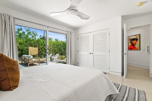 3 habitaciones, escritorio y tabla de planchar con plancha 