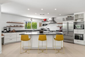 冷蔵庫、電子レンジ、オーブン、コンロ