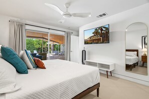 3 habitaciones, escritorio y tabla de planchar con plancha 