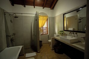 Superior Suite | Bathroom