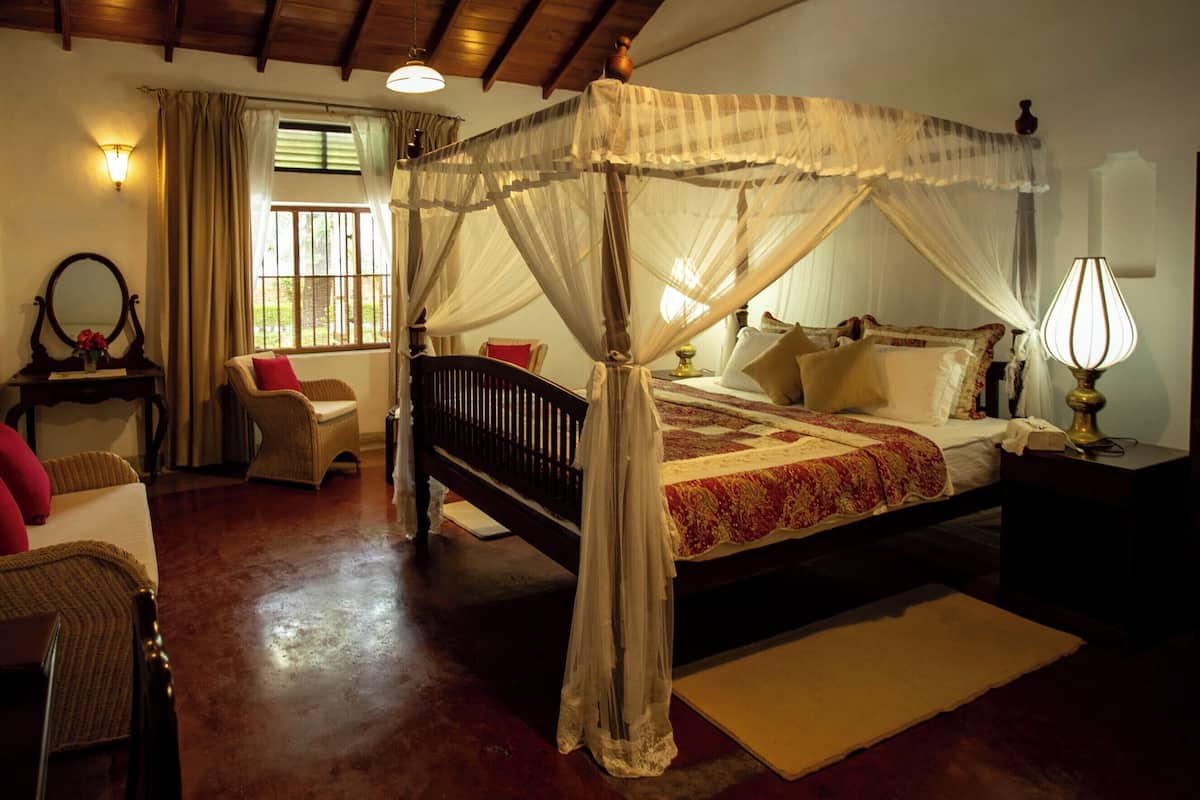 Desk, laptop workspace, free WiFi, bed sheets