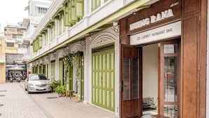 A street view of a building with a sign reading "NUENG RANA" and "232 LUENRIT YAOWARAT BKK."