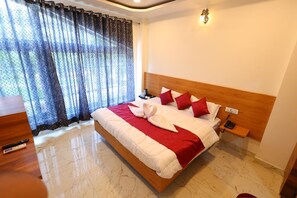 Luxury Room, Garden View | Soundproofing, free WiFi