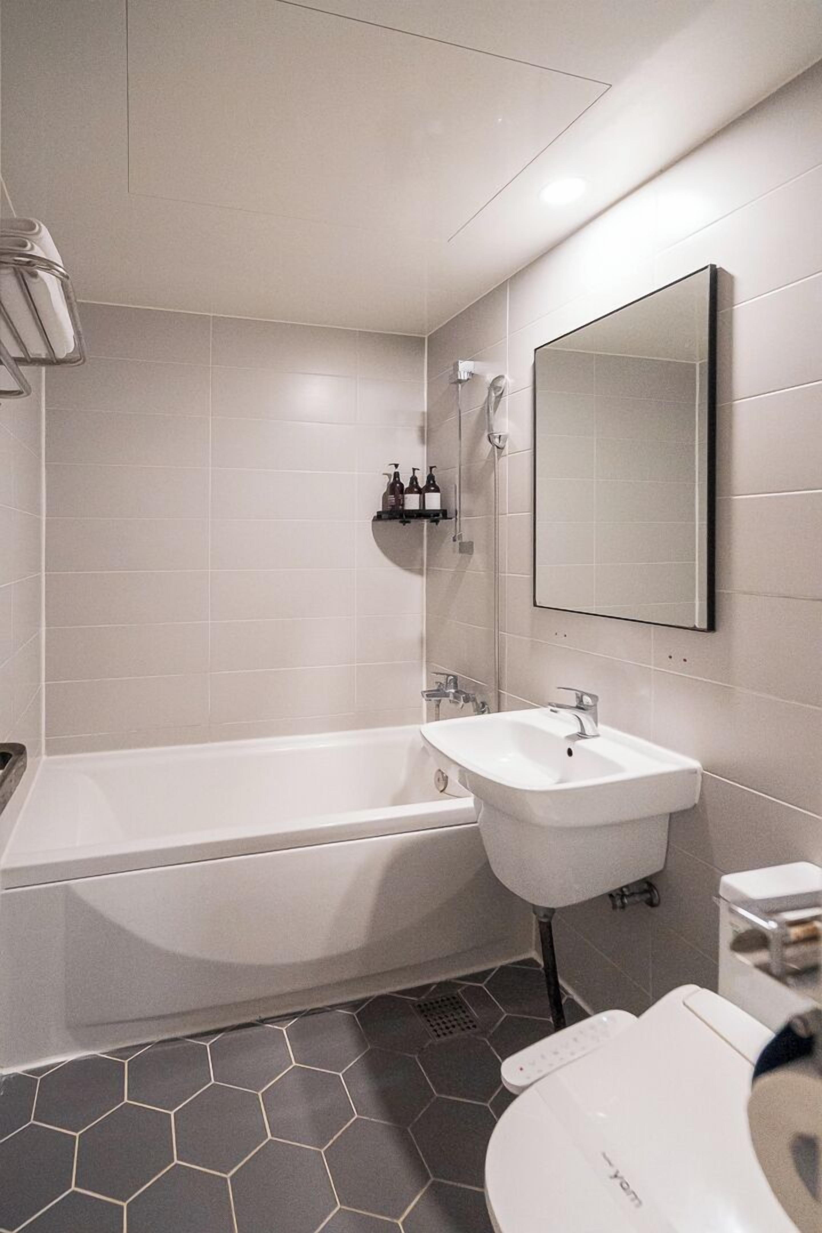 Superior Double Room | Bathroom | Shower, free toiletries, hair dryer, bathrobes