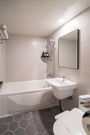 Superior-Doppelzimmer | Badezimmer | Dusche, kostenlose Toilettenartikel, Haartrockner, Bademäntel