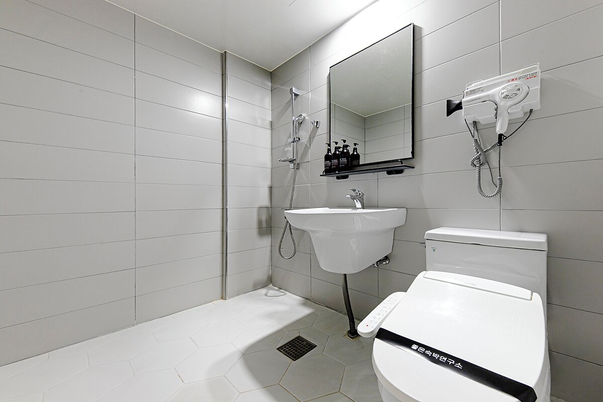 Twin Room | Bathroom | Shower, free toiletries, hair dryer, bathrobes