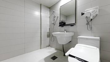 Ducha, artículos de tocador gratuitos, secador de pelo, batas