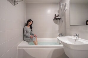 Habitación doble superior | Baño | Ducha, artículos de higiene personal gratuitos y secador de pelo