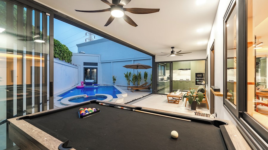 Pool Villa Bathtub Pool Table V215