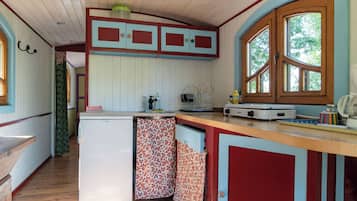 Fridge, stovetop, coffee/tea maker, toaster