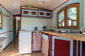 Fridge, stovetop, coffee/tea maker, toaster