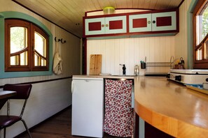 Fridge, stovetop, coffee/tea maker, toaster