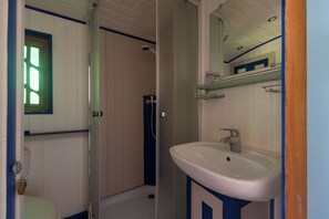 Serviettes fournies, papier toilette
