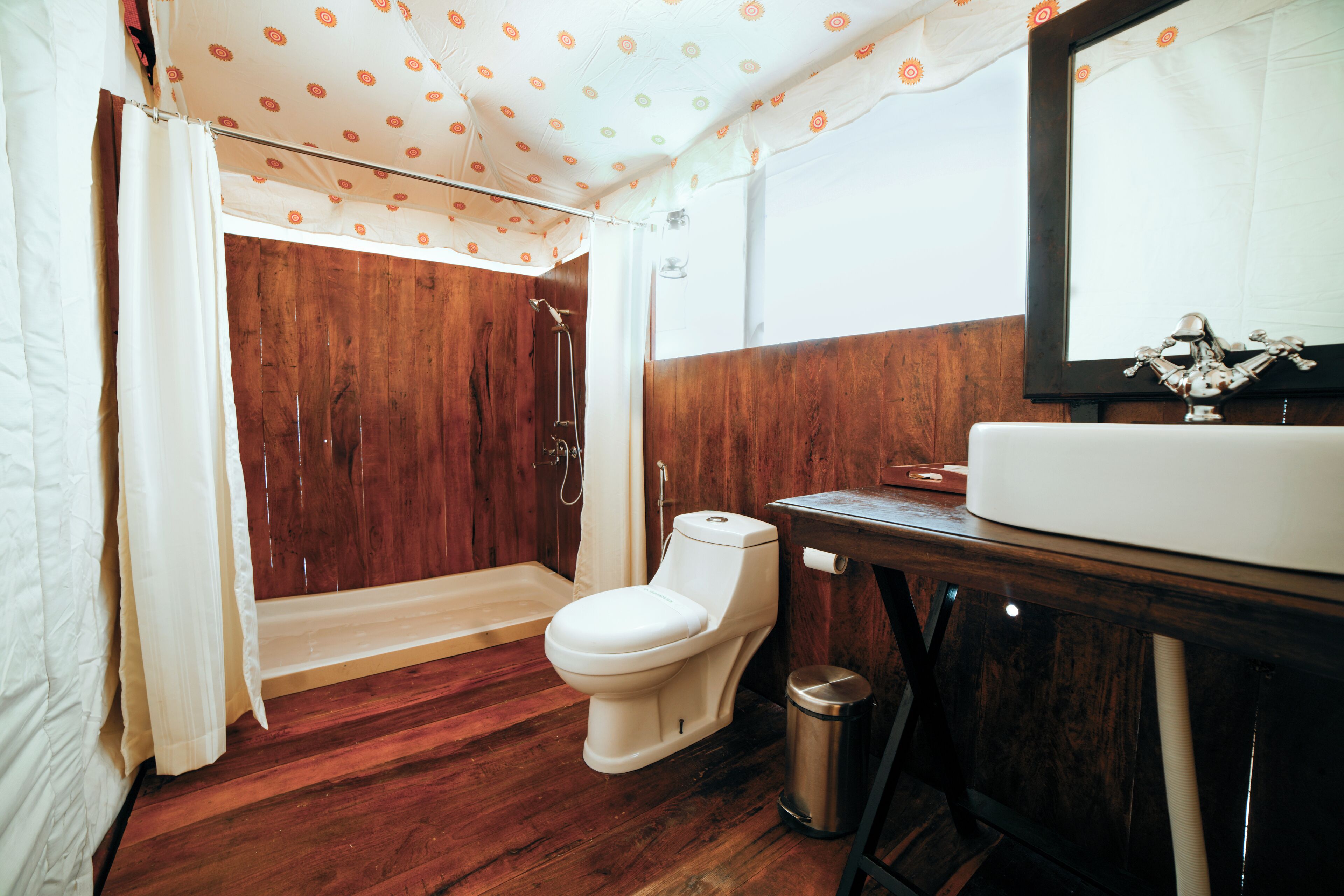 Premium tent | Bathroom | Shower, free toiletries, hair dryer, slippers