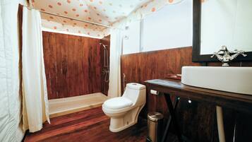 Premium tent | Bathroom | Shower, free toiletries, hair dryer, slippers