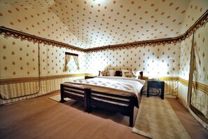 مكتب ومساحة عمل للكمبيوتر المحمول وستائر تعتيم ومكواة/لوح كي