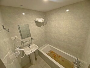 デラックス スタジオスイート | バスルーム | バスアメニティ (無料)、スリッパ、タオル、石鹸