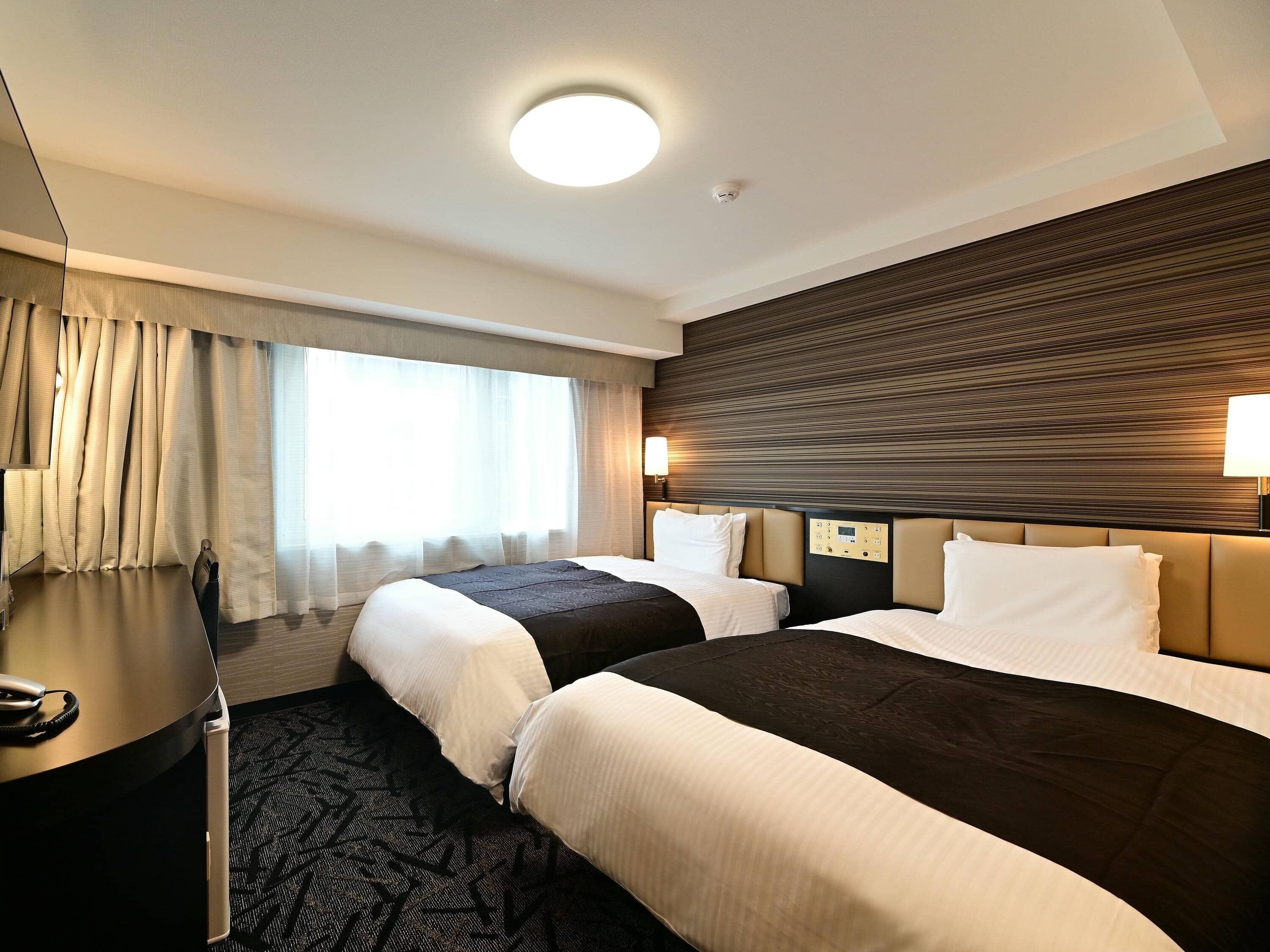 办公桌、遮光窗帘、免费 WiFi、床单