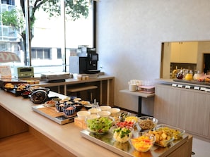 Tägliches Frühstücksbuffet (1800 JPY pro Person)
