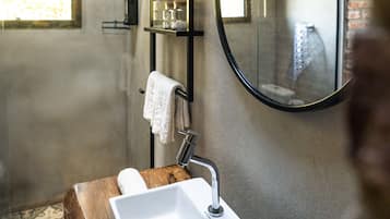 Comfort-mökki, näköala laaksoon | Kylpyhuone | Erillinen kylpyamme ja suihku, poreamme, ilmaiset hygieniatuotteet