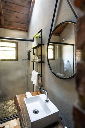 Comfort Cabin, Valley View | Bathroom | Separate bathtub and shower, jetted bath, free toiletries, hair dryer