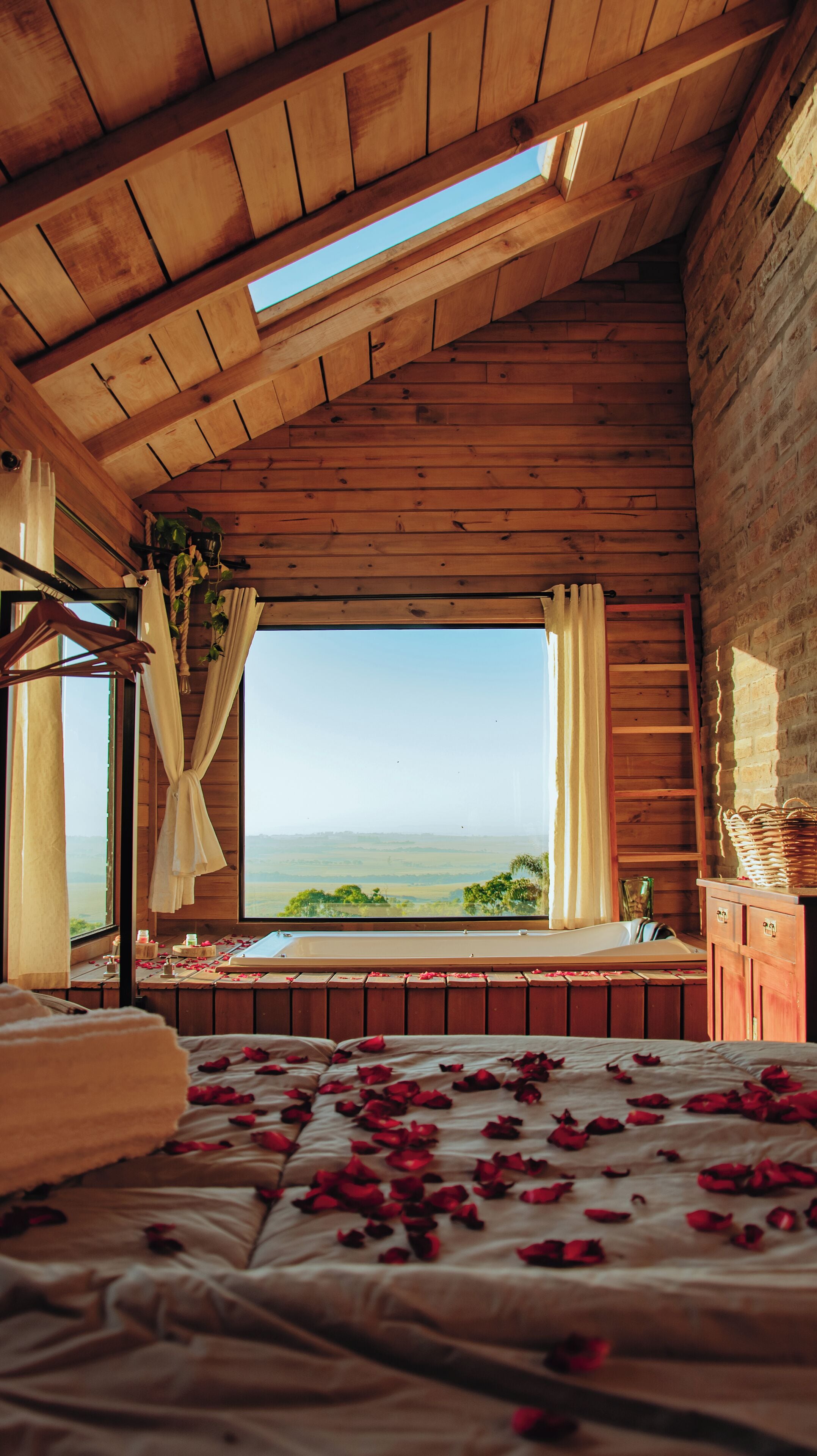 Comfort Cabin, Valley View | Premium bedding, free WiFi, bed sheets