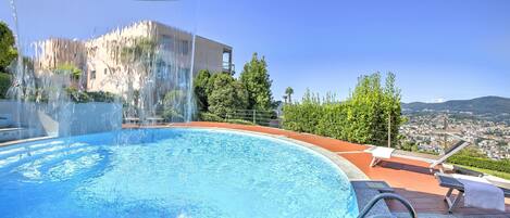 Piscine extérieure (ouverte en saison)