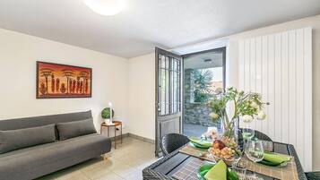 Departamento familiar, 1 habitación, junto a la montaña (Oasi Panoramica con piscina) | Área de sala de estar | Televisión de pantalla plana de 21 pulgadas con canales vía satélite