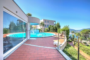 패밀리 아파트, 침실 여러 개, 산비탈 (Oasis Panoramic 1BR with shared pool) | 수영장 | 시즌별로 운영되는 야외 수영장