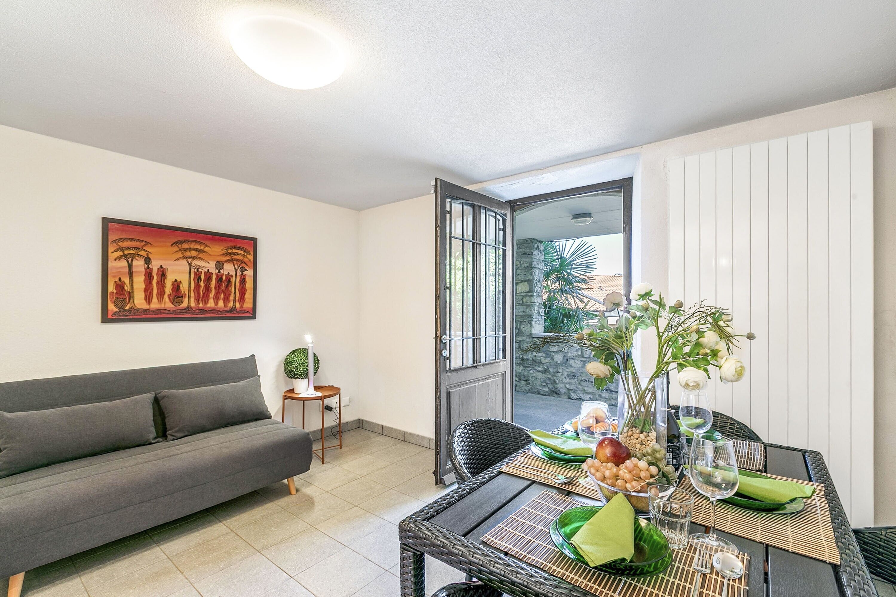 Familieleilighet, flere soverom, ved fjell (Oasis Panoramic 1BR with shared pool) | Oppholdsområde | En 21-tommers Flatskjerm-TV med Parabol-TV