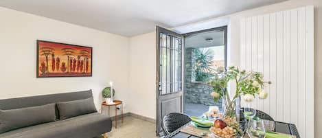 Appartement familial, plusieurs chambres, cÎté montagne (Oasis Panoramic 1BR with shared pool) | Aire de séjour | Téléviseur à écran plat de 21 po avec télévision par satellite