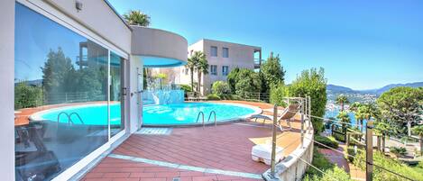 En säsongsöppen utomhuspool