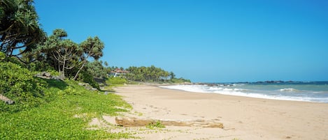 Plage, sable blanc, parasols, serviettes de plage