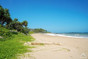Trên bãi biển, cát trắng, dù trên bãi biển, khăn tắm biển