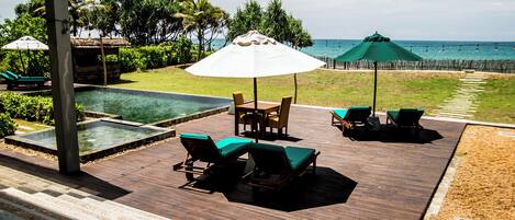 Piscina externa, guarda-sóis, espreguiçadeiras