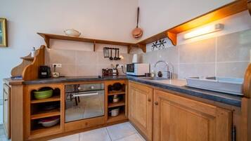 Réfrigérateur, micro-ondes, plaque de cuisson, lave-vaisselle