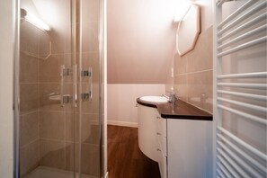 Douche, sèche-cheveux, serviettes fournies