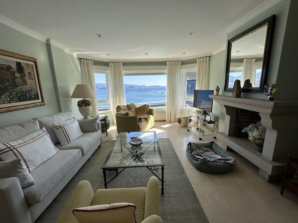 Televisie en een open haard