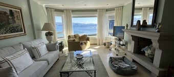 Villa in Chancelas with direct access to the beach