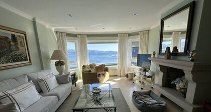 Villa in Chancelas with direct access to the beach