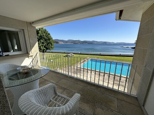 Villa in Chancelas with direct access to the beach