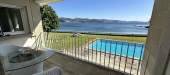 Villa in Chancelas with direct access to the beach