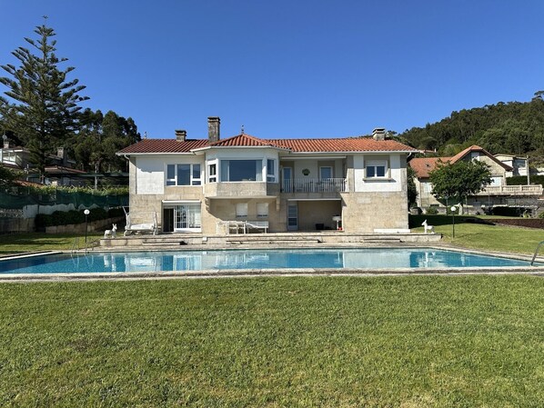 Exterior - Villa in Chancelas with direct access to the beach (Combarro)