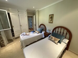 5 bedrooms, iron/ironing board, WiFi, bed sheets - Villa in Chancelas with direct access to the beach (Combarro)