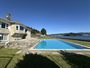 Pool - Villa in Chancelas with direct access to the beach (Combarro)