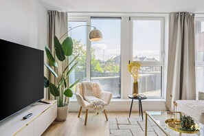 Smart-tv en een tafeltennistafel