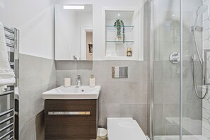 Dusj, hårføner, håndklær og såpe