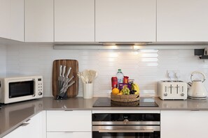 Refrigerador, microondas, horno y parrilla de estufa